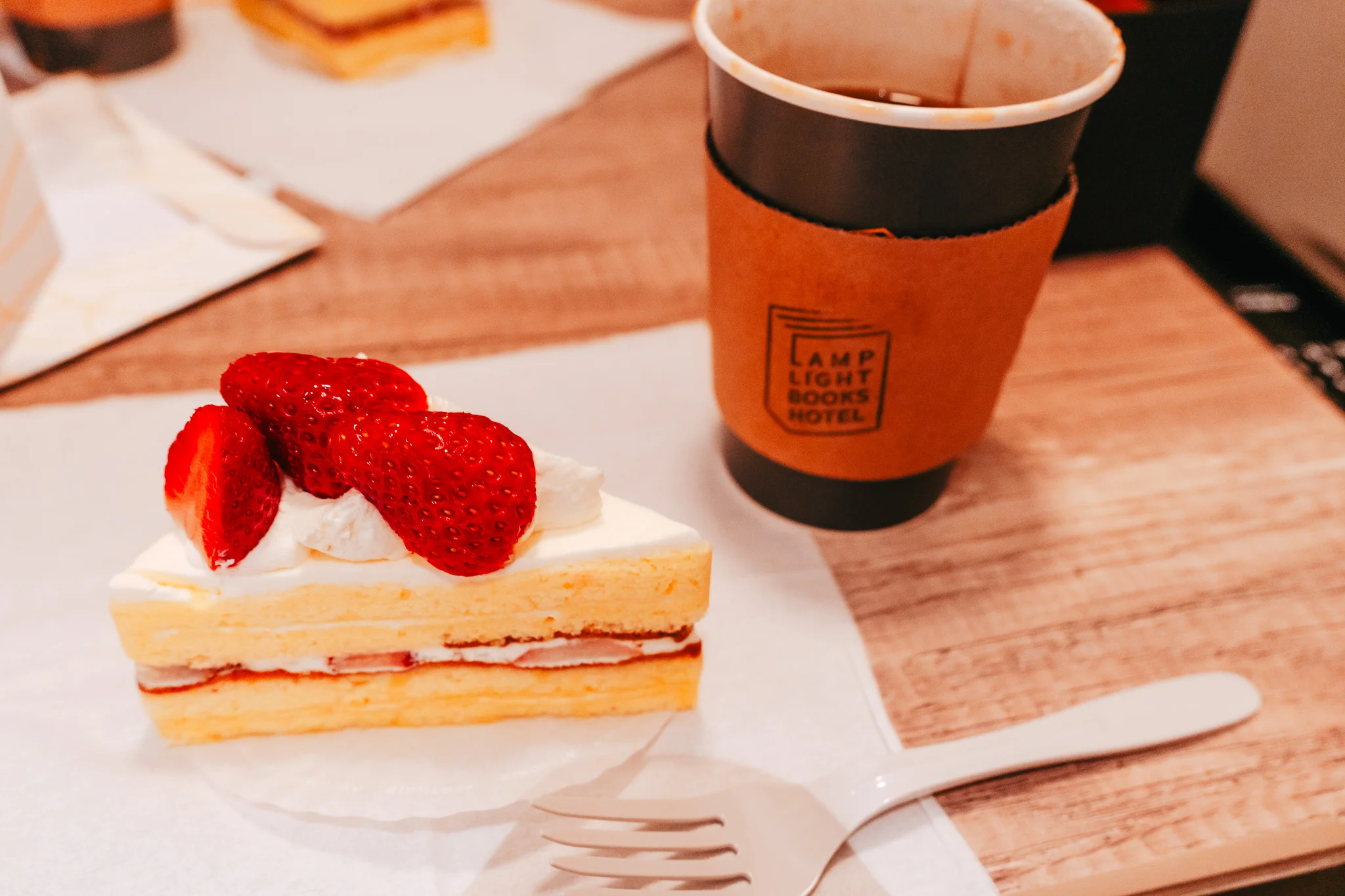 ホテル部屋でショートケーキとコーヒー