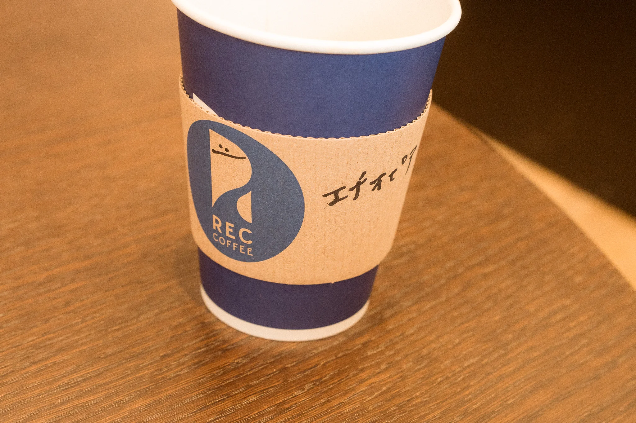 REC COFFEE のカップ