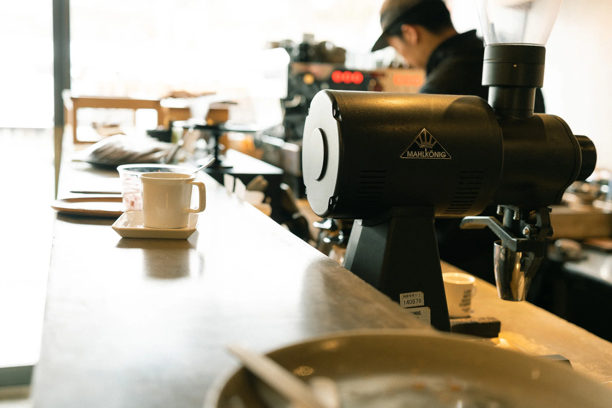 Falò Coffee Brewers のカウンターとMahlkönigのグラインダー
