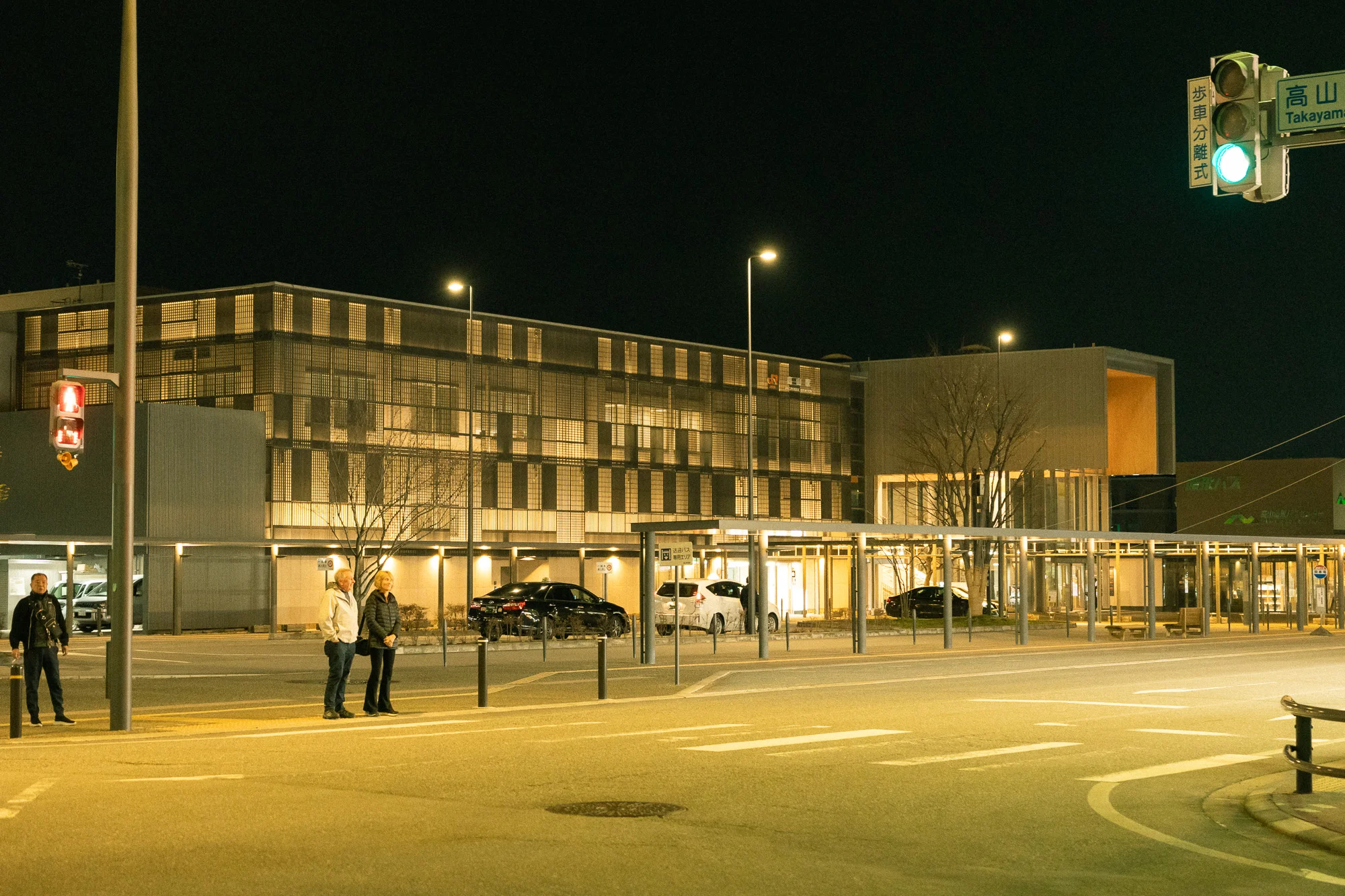 夜の高山駅前