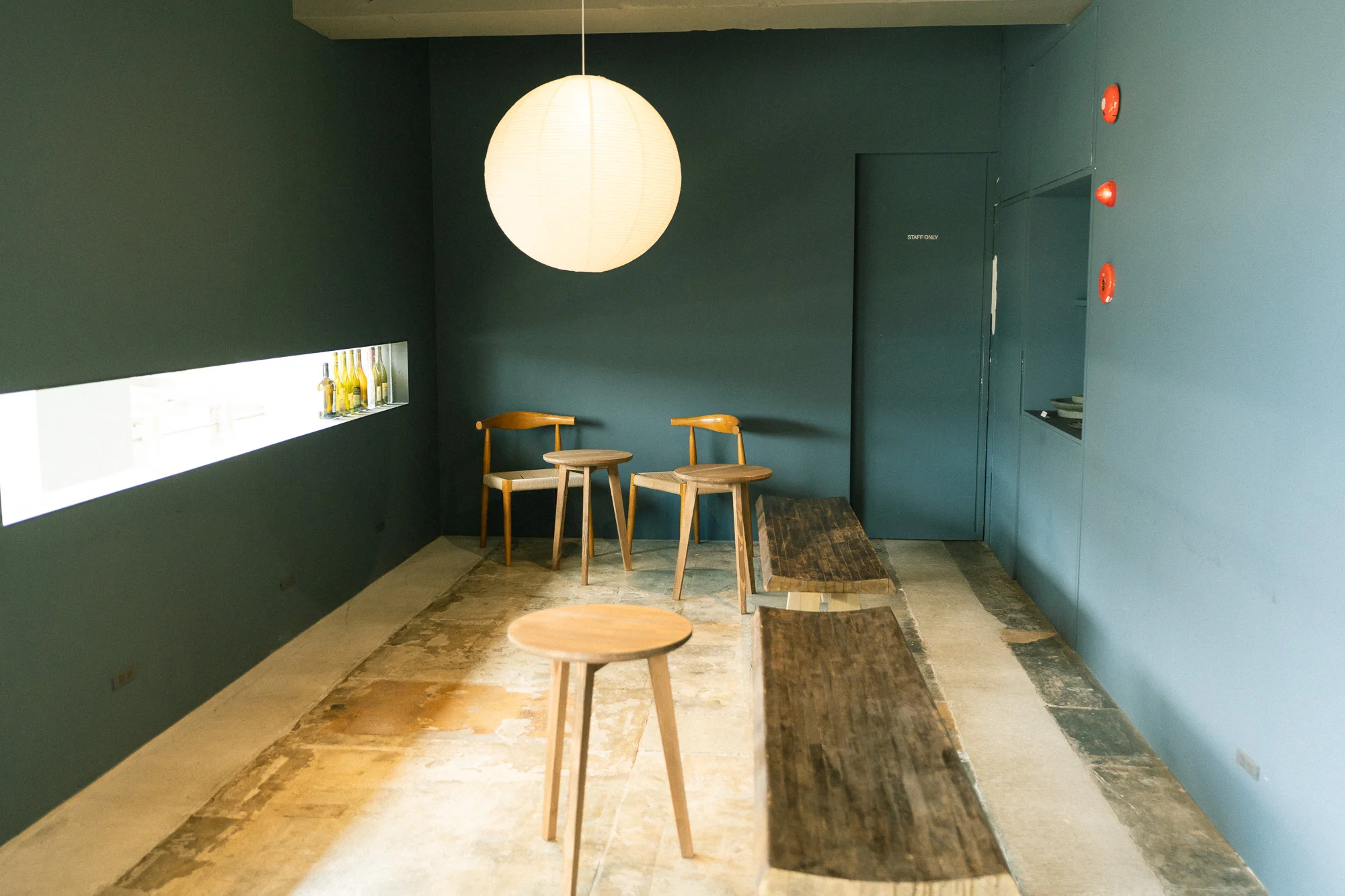 haiz coffee の店内とイサム・ノグチのアカリ