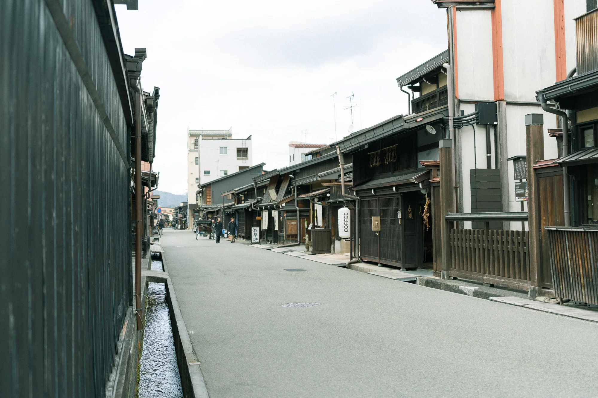 人の少ない古い町並みの裏通り