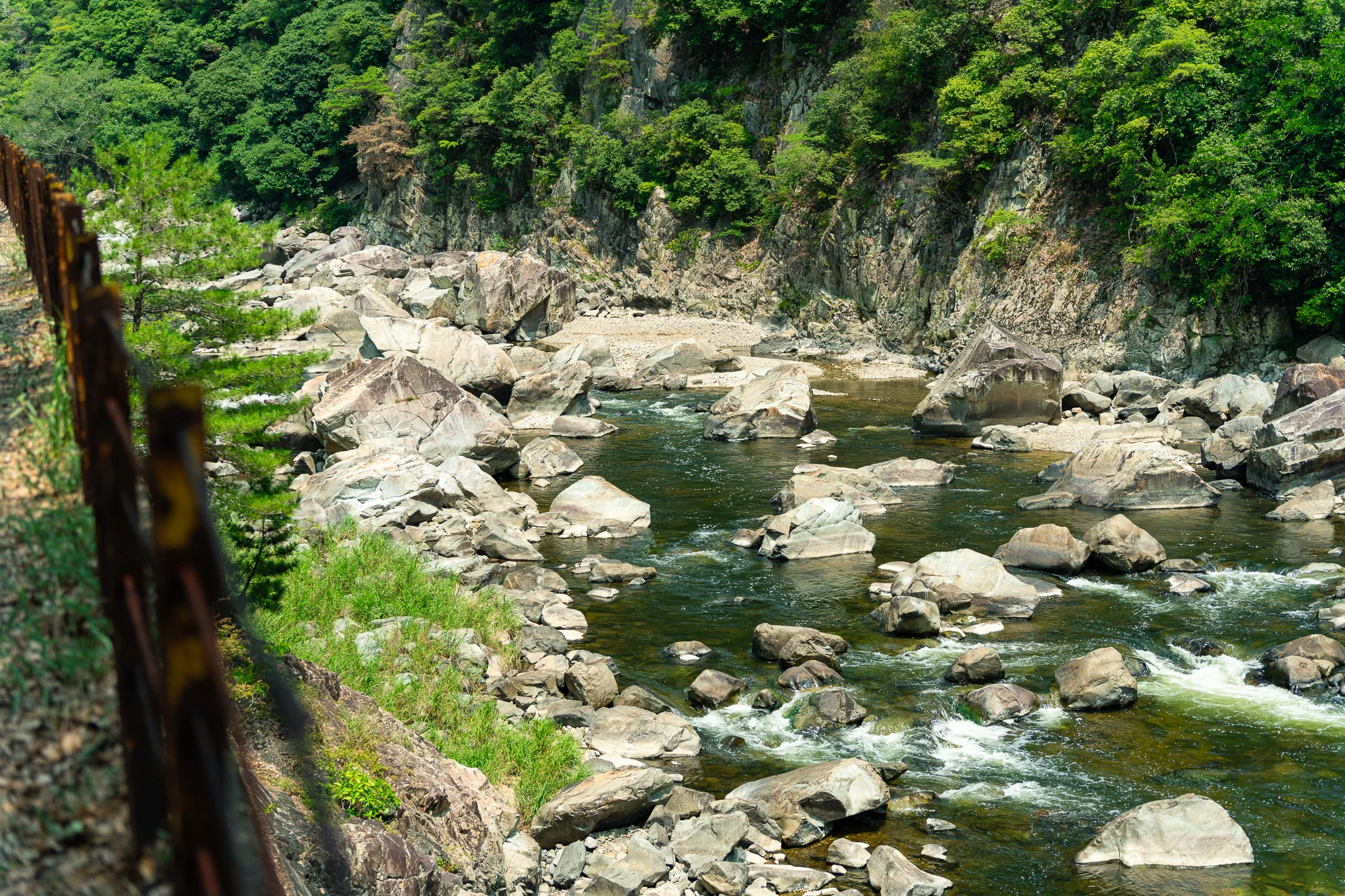 武庫川渓谷の岩と清流