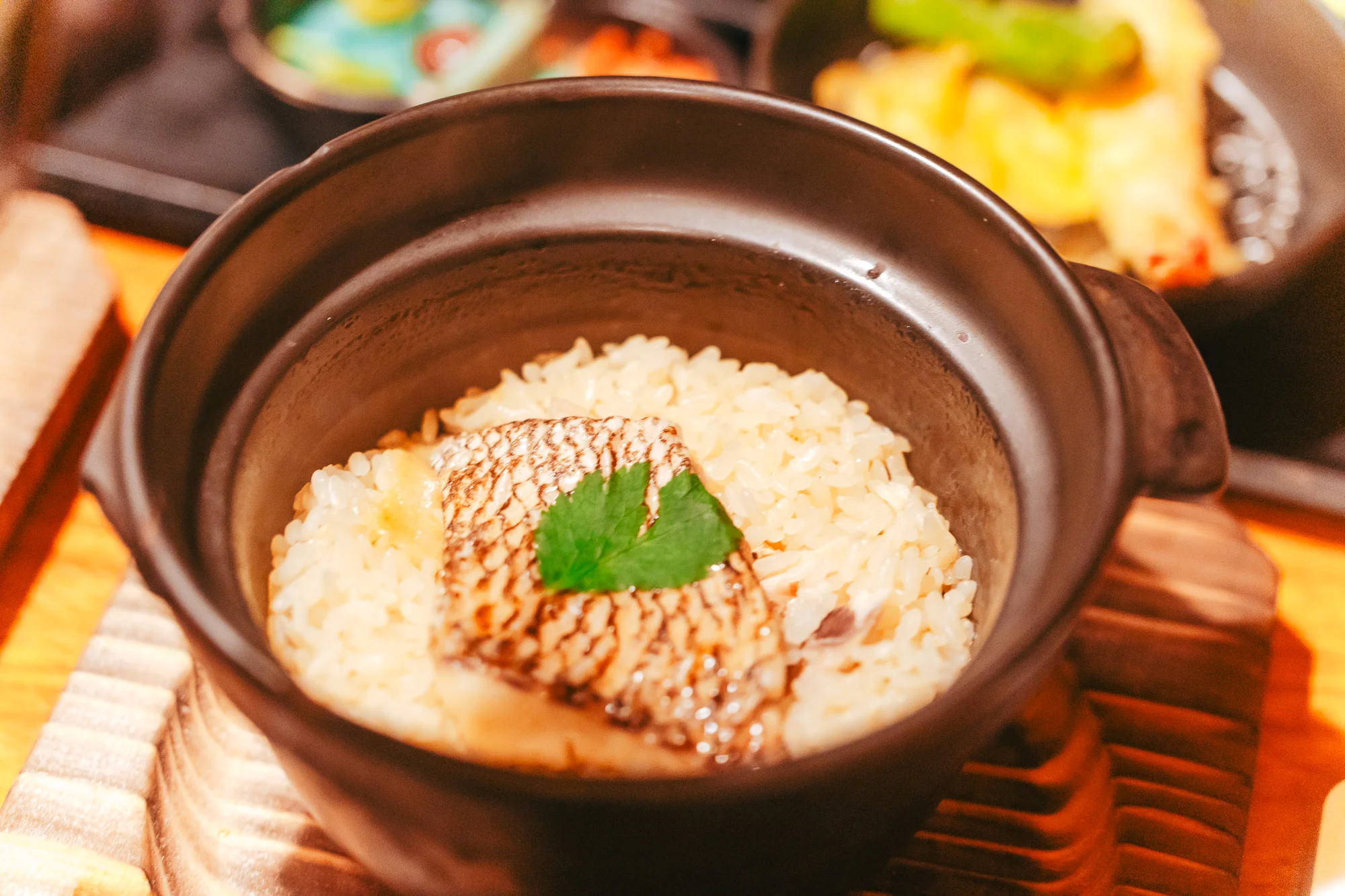 土鍋で炊き込んだ鯛めし、鯛の切り身に三つ葉
