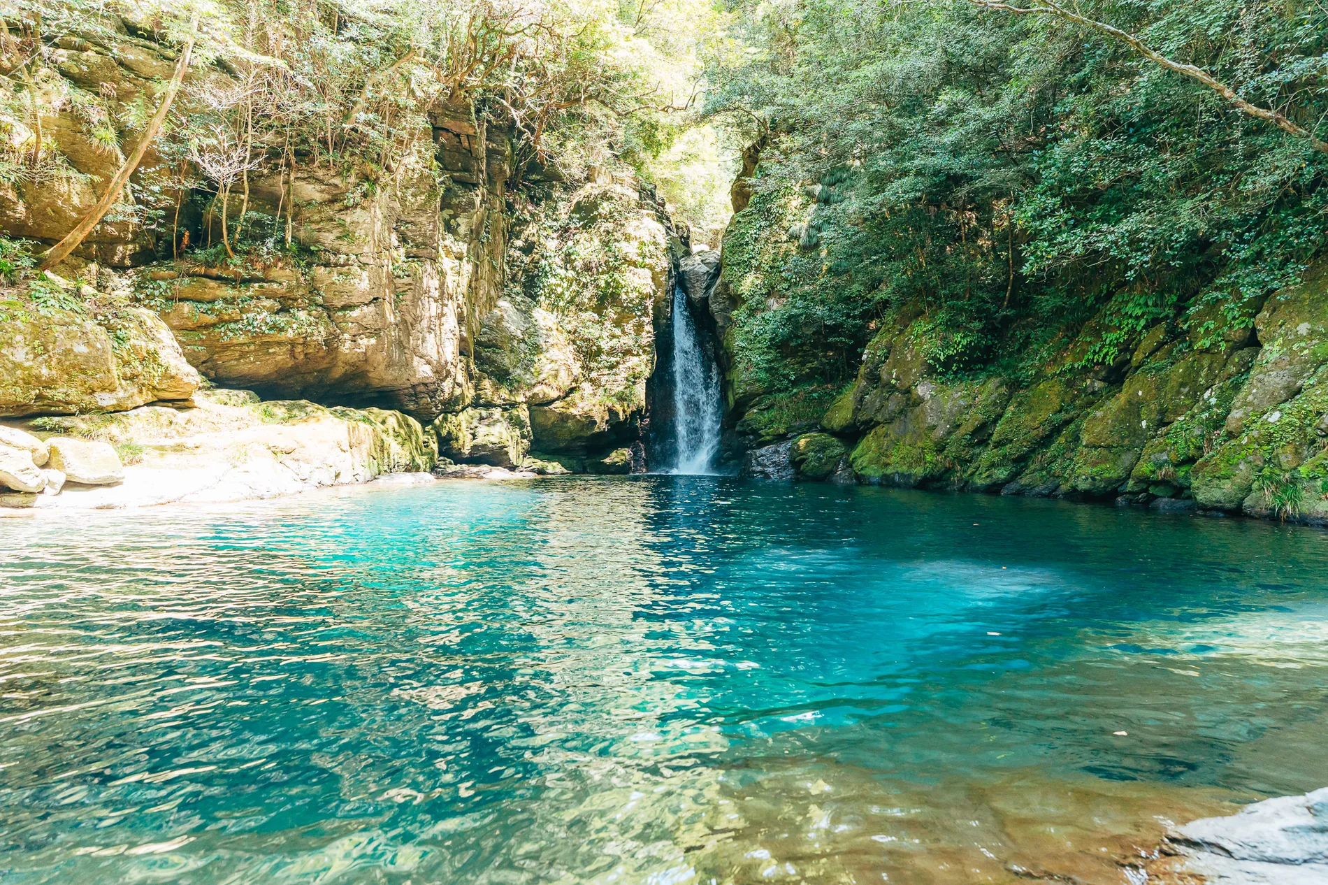 にこ淵のコバルトブルーの滝つぼと小さな滝